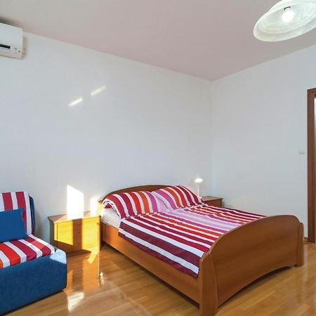 2 Bedroom Lovely Apartment In Bol Bagian luar foto
