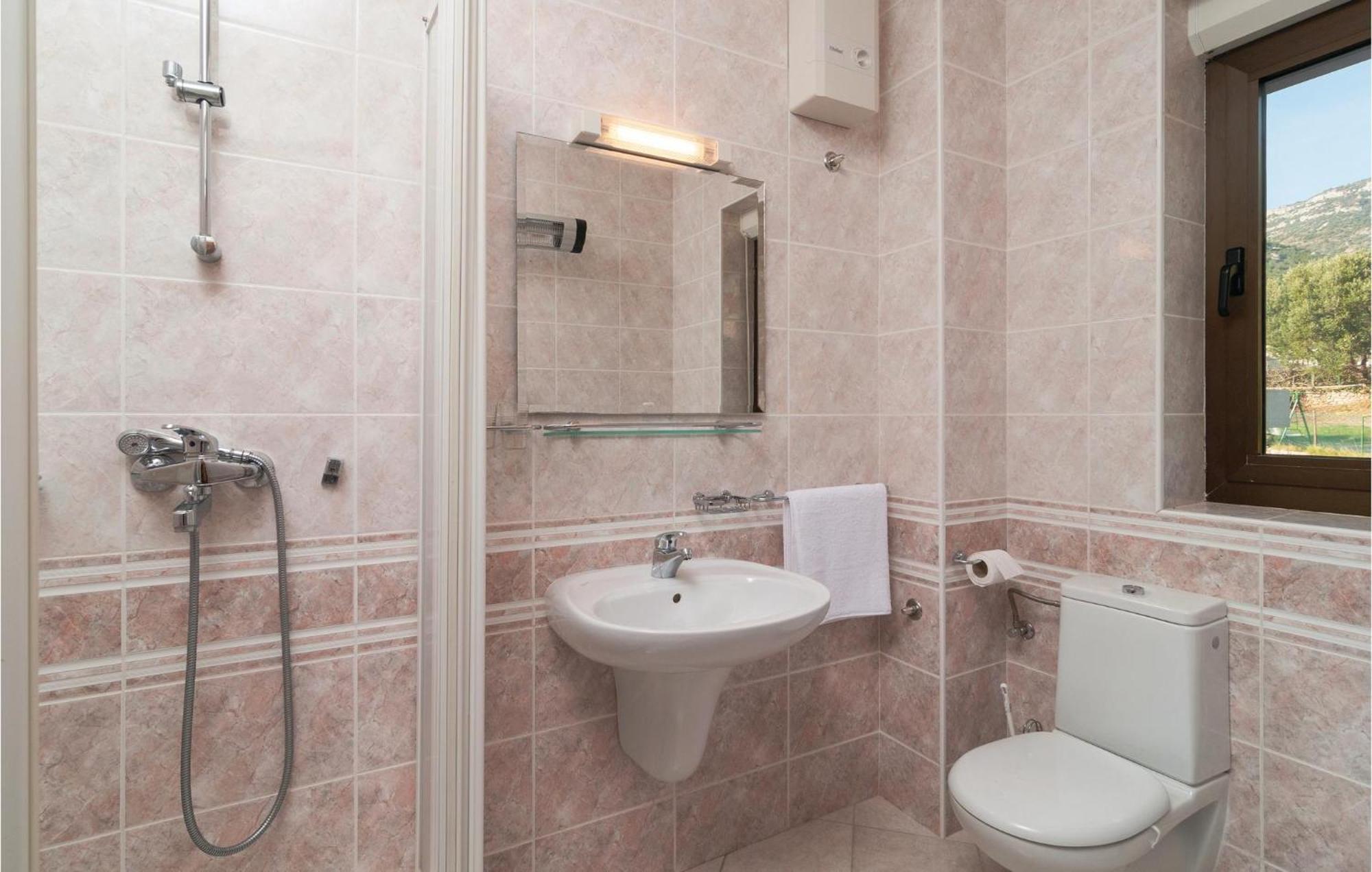 2 Bedroom Lovely Apartment In Bol Bagian luar foto