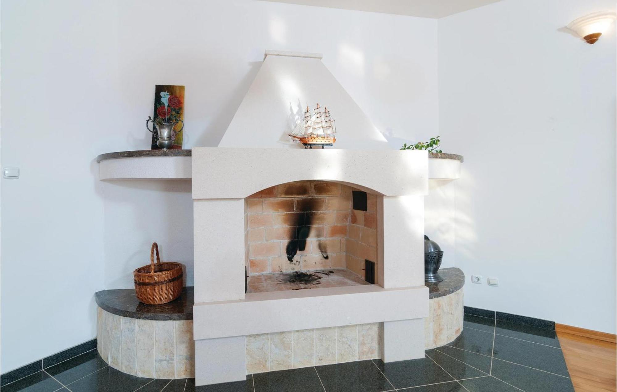 2 Bedroom Lovely Apartment In Bol Bagian luar foto