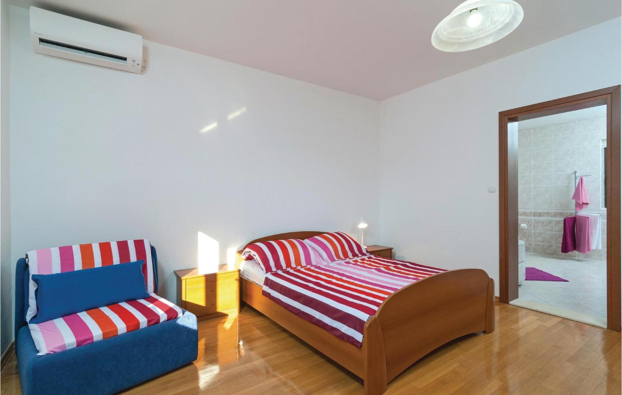 2 Bedroom Lovely Apartment In Bol Bagian luar foto