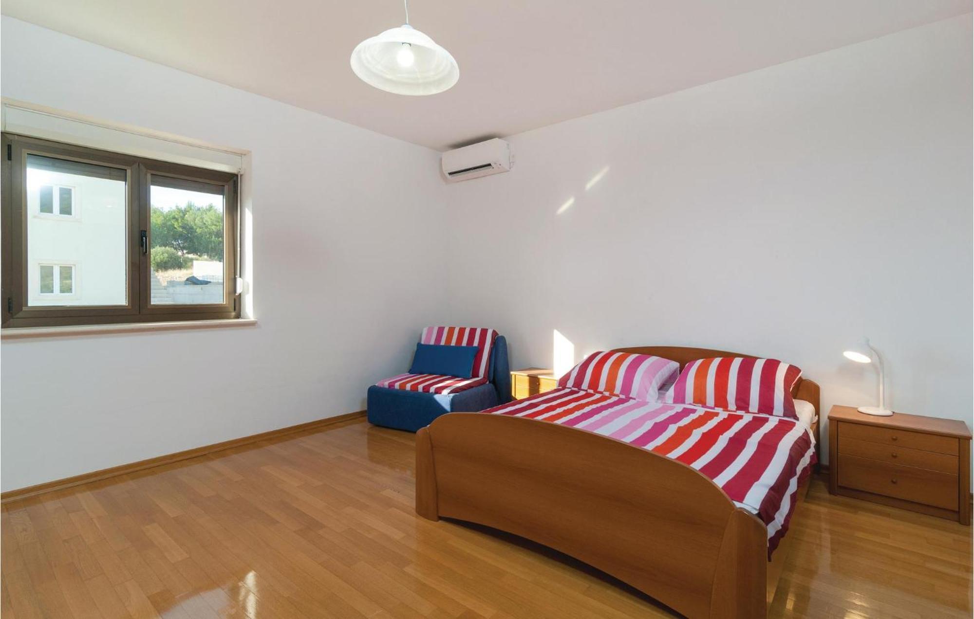 2 Bedroom Lovely Apartment In Bol Bagian luar foto