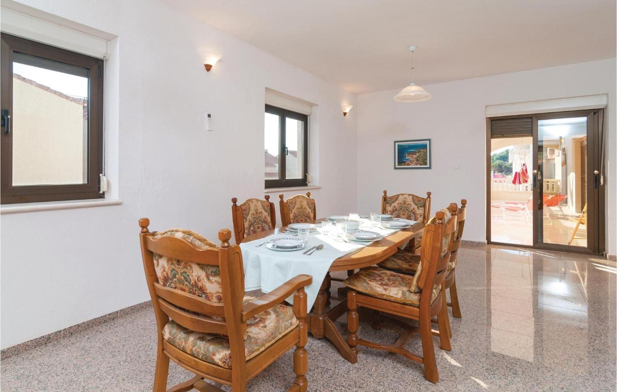 2 Bedroom Lovely Apartment In Bol Bagian luar foto