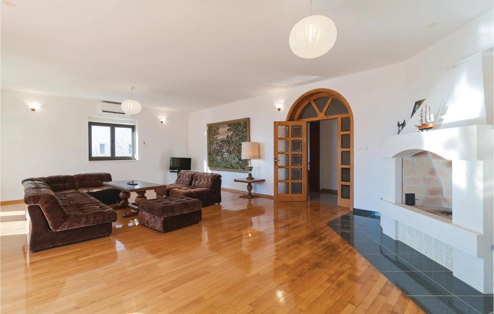 2 Bedroom Lovely Apartment In Bol Bagian luar foto