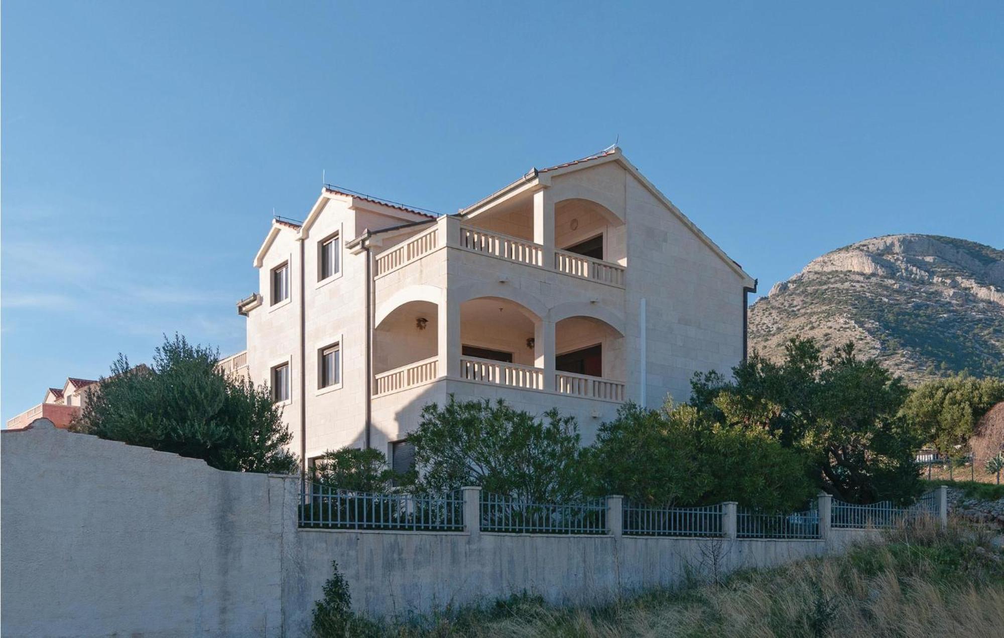 2 Bedroom Lovely Apartment In Bol Bagian luar foto