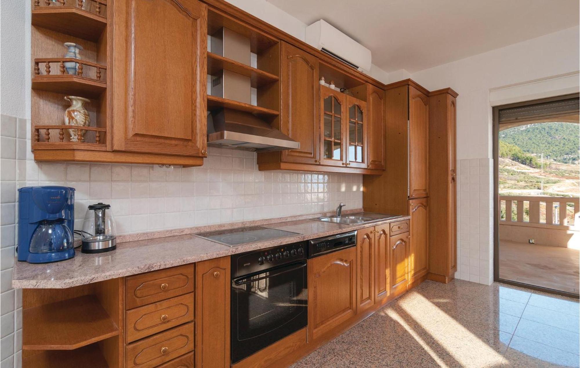 2 Bedroom Lovely Apartment In Bol Bagian luar foto