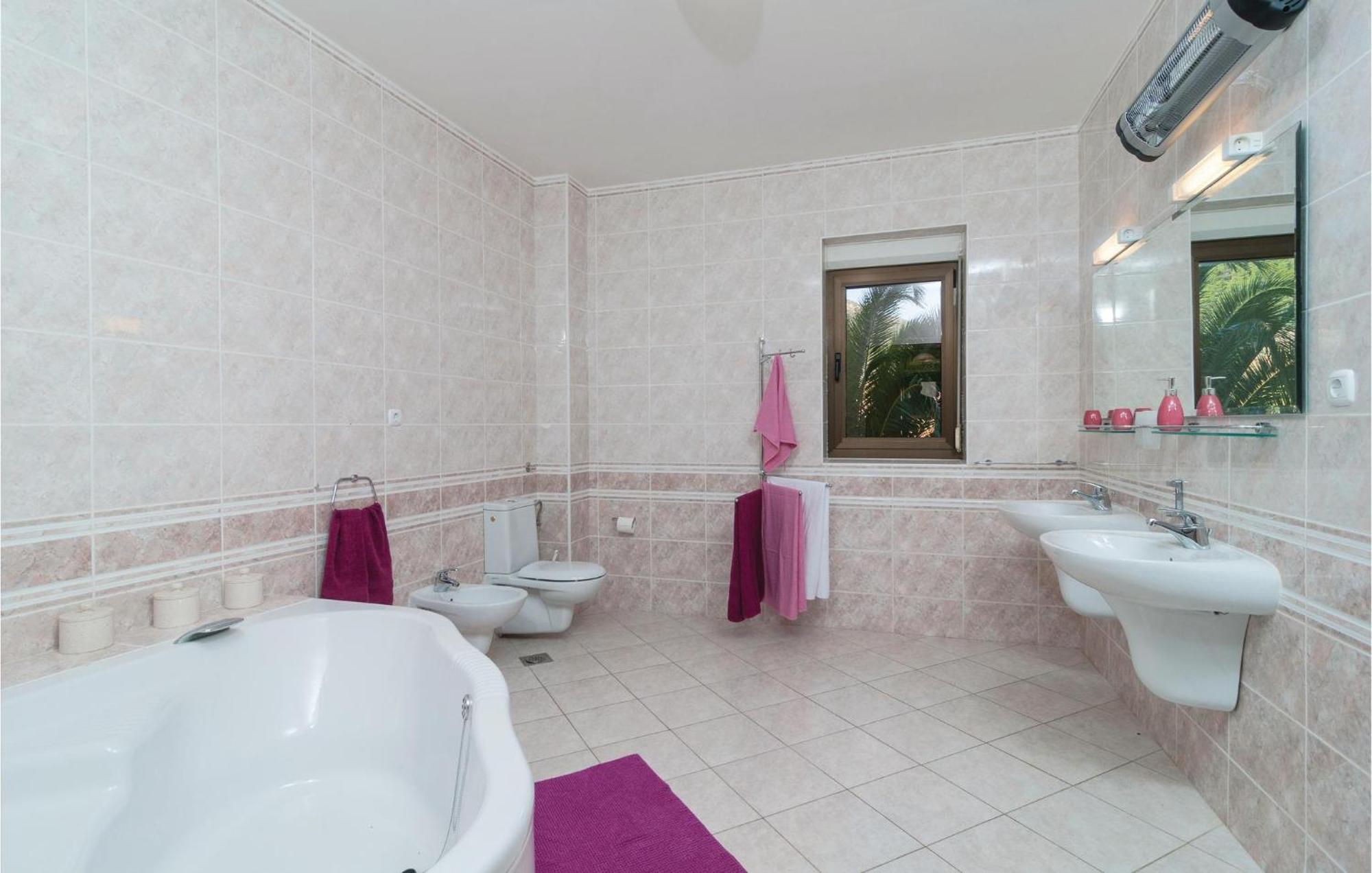2 Bedroom Lovely Apartment In Bol Bagian luar foto