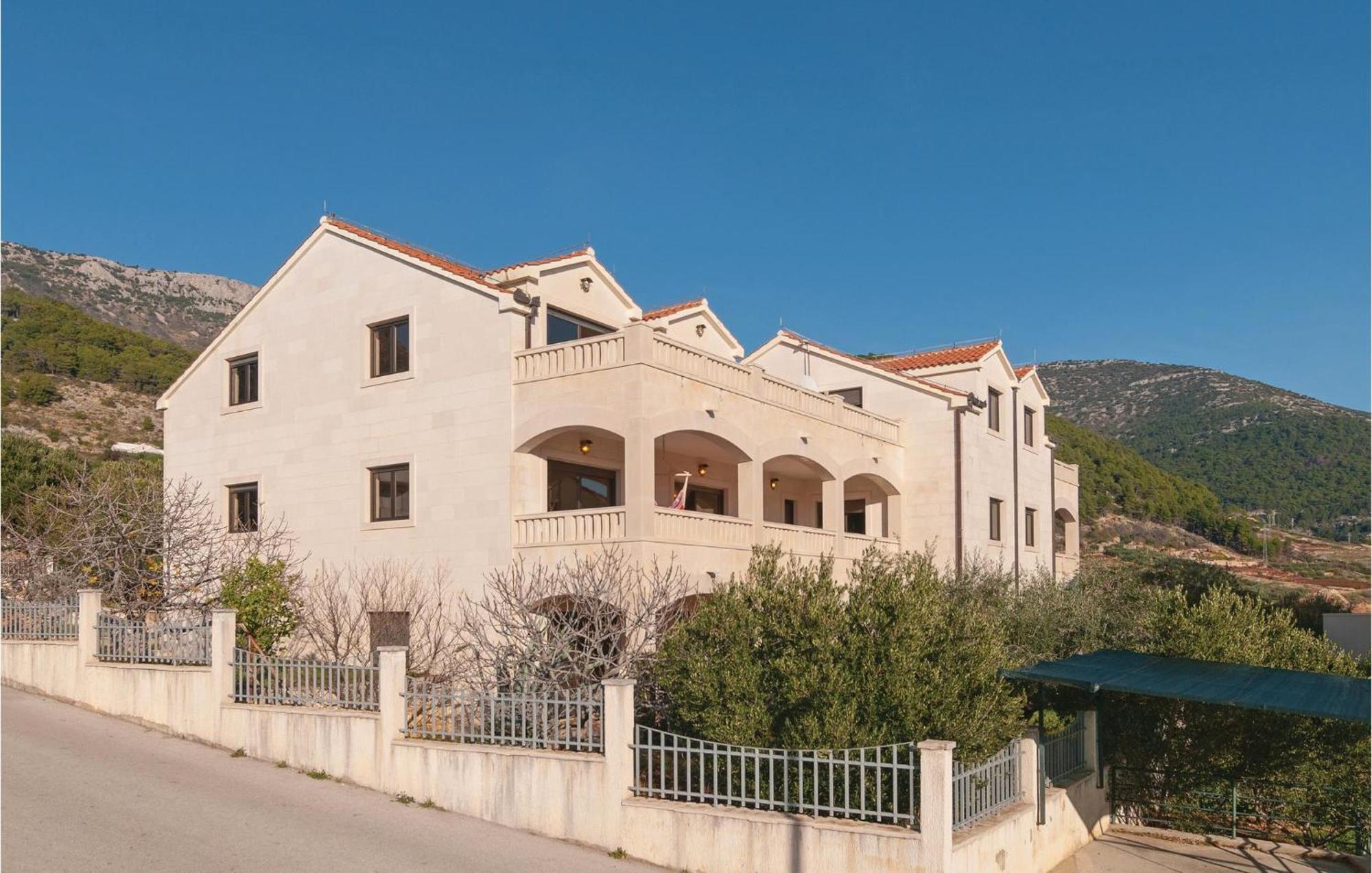 2 Bedroom Lovely Apartment In Bol Bagian luar foto